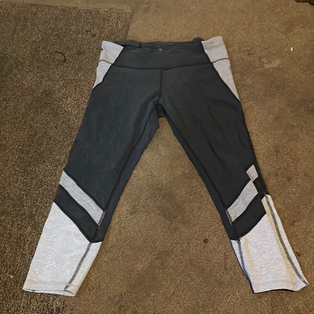 light gray/dark gray leggings, capris